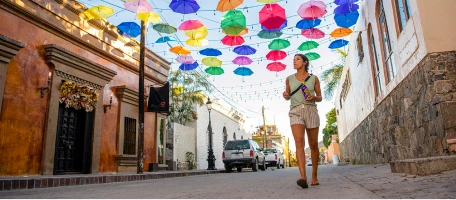 Women in tropical travel clothes talking